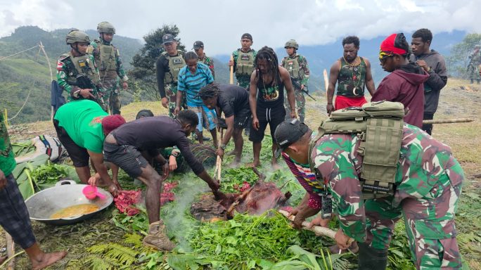 Hadiri Acara Bakar Batu, Satgas Yonif 112/DJ Jalin Kebersamaan Warga Puncak Jaya
