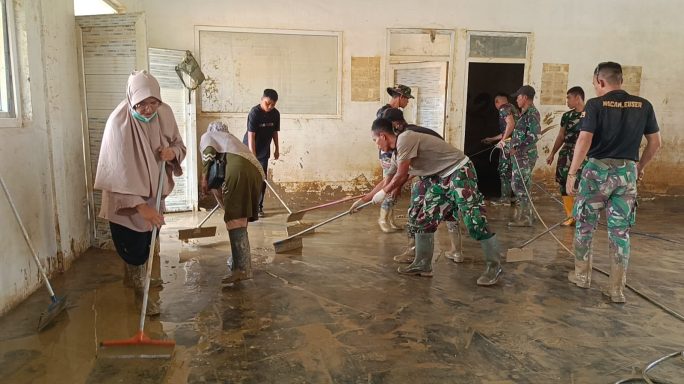 Prajurit TNI, Guru dan Siswa Gotong Royong bersihkan SMKN 1 Kuala Simpang