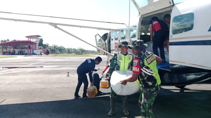 Babinsa Sambut Bantuan Dari Posko BNPB Provinsi Aceh untuk Korban Bencana