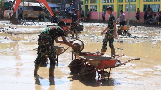 Masih tertutup lumpur, Prajurit Yonif TP 857/GG Bersihkan MTsN 2 Pidie Jaya