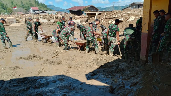 Prajurit TNI dan Warga besihkan Polindes Toweren Uken Aceh Tengah