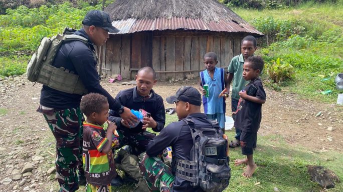 Satgas Yonif 112/DJ Laksanakan Anjangsana Kedalam Honai Warga Papua
