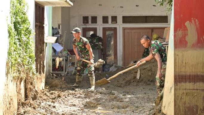 Satgas Gulbencal TNI Laksankan Pembersihan PAUD Alfia Pidie Jaya, Pascabanjir Bandang