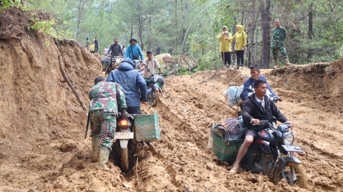 Prajurit Kodim 0113/Gayo Lues, Persit Dan Relawan tembus medan sulit Pining untuk antar Bantuan bagi Warga
