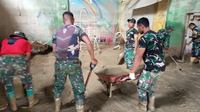 Puluhan Prajurit Macan Leuser diterjunkan untuk Bersihkan TK Pelangi Aceh Tamiang