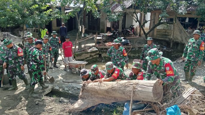 Sigap Tanggap, Dandim 0105/Aceh Barat Terus Perintahkan Anggotanya Lakukan Pembersihan Puing Pascabencana di Kecamatan Pante Ceureumen