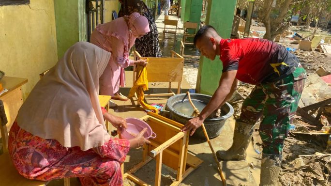 Hangatkan Suasana Sekolah, Prajurit Macan Leuser Bermain Bersama Anak-Anak Sebelum Laksanakan Pembersihan di SDN 06 Kota Lintang