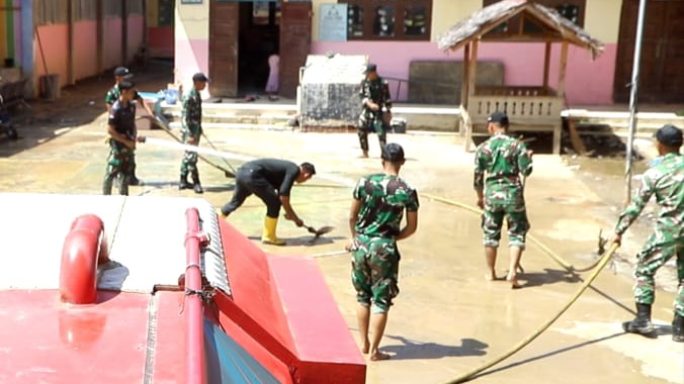 TNI Kerahkan Armada Damkar dan Alat Berat, Percepat Pemulihan Pasca Banjir dan Longsor di Pidie Jaya