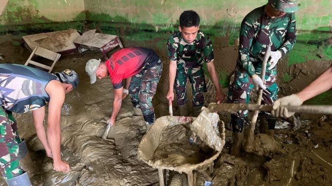 Prajurit Macan Leuser Lanjutkan Aksi Heroik Bersihkan Lumpur Tebal di SDN 04 Kuala Simpang