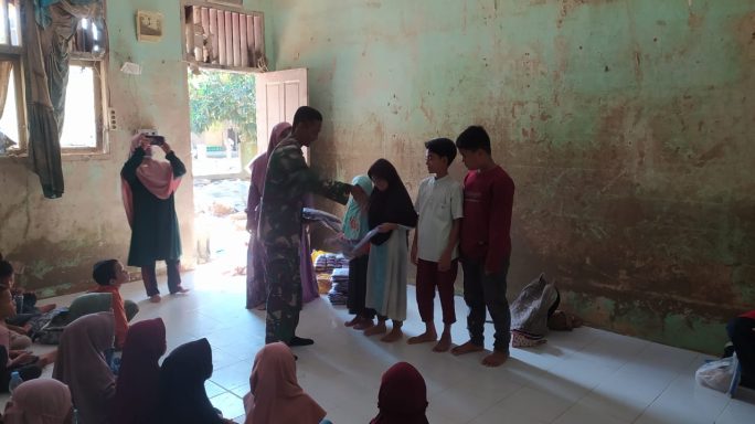 Korem 011/Lilawangsa Bantu Seragam Sekolah Murid SDN Rantau Panjang Aceh Tamiang