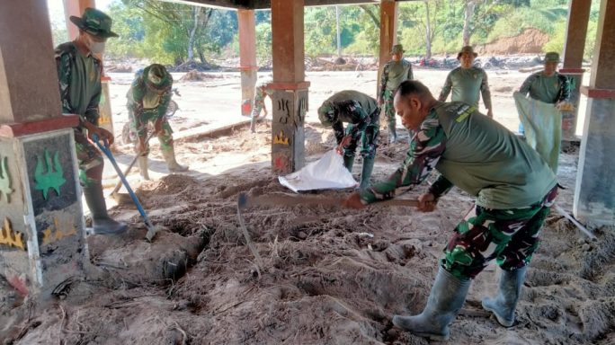 Pasca Banjir, Babinsa Bantu Bersihkan Balai Adat Gayo di Desa Binaan