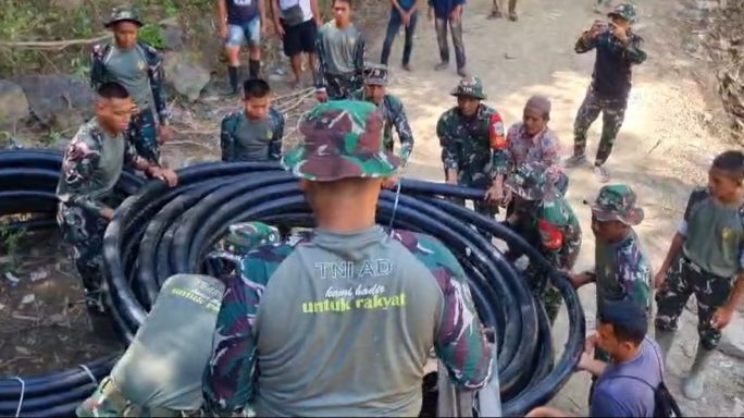 Krisis Air Bersih, Prajurit TNI salurkan Pipa untuk air bersih ke Desa Kute Reje, Kec. Linge, Aceh Tengah