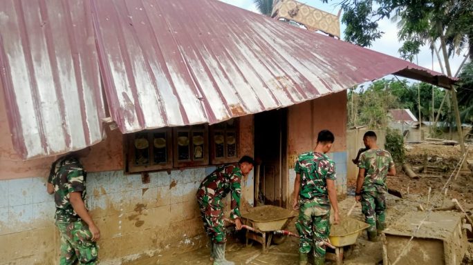 Agar Siswa Bisa Kembali Belajar, Babinsa Bersama Satgas Gul Bencal Bersihkan Sekolah