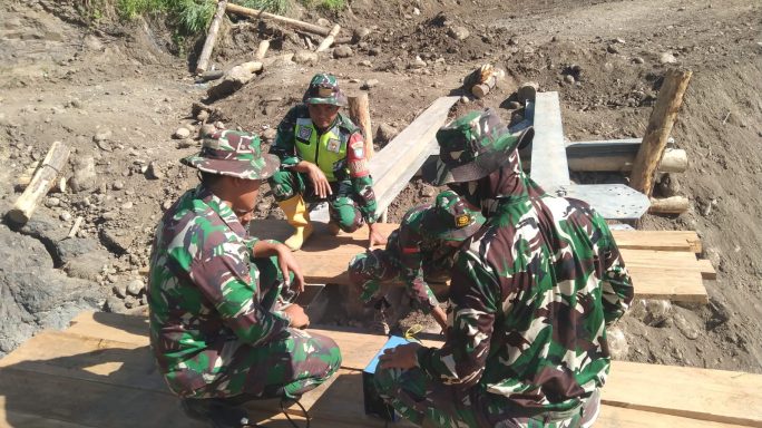 Satgas Gulbencal TNI Bangun Jembatan Darurat Pasca Banjir dan Longsor di Desa Burlah