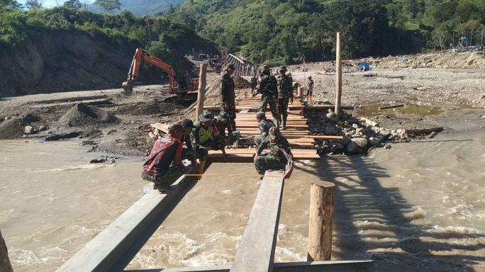 TNI dan Warga Gotong royong Bangunn Jembatan Darurat di Burlah, Aceh Tengah