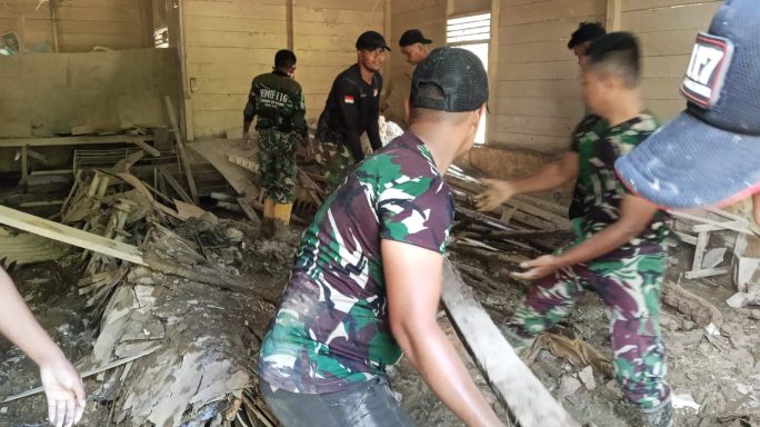 Dukung Kesehatan Masyarakat, Yonif 117/Ksatria Yudha Laksanakan Pembersihan Polindes Alur Manis