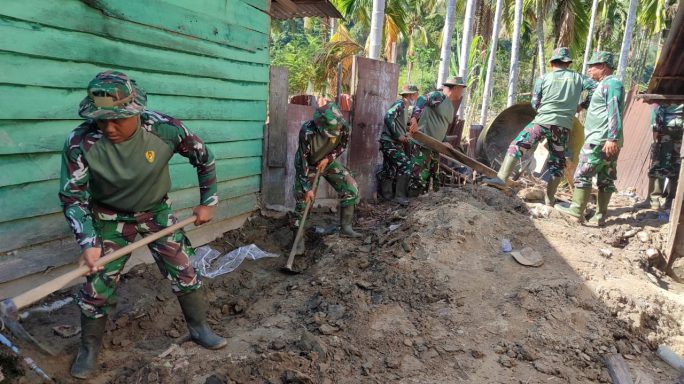 Antisipasi Banjir Susulan Babinsa Bersama Warga Gali Parit Saluran Air