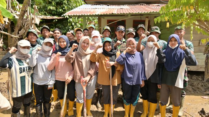 Prajurit Kodam IM Bersama Mahasiswa Bersihkan Rumah Warga Terdampak Banjir di Pidie Jaya
