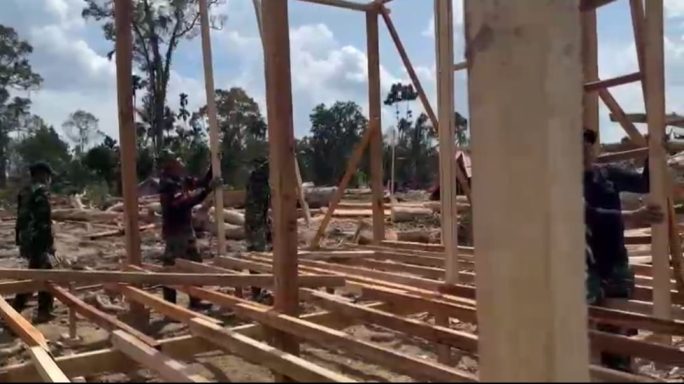 Satgas Gulbencal Bangun Huntara Kayu di Desa Geudumbak, Aceh Utara