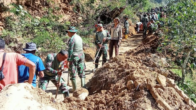 Prajurit Yonif 114/SM bersama warga gotong royong buka akses jalan tertutup longsor di Bener Meriah