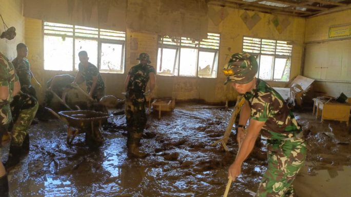 Pemulihan Pascabanjir Aceh Tamiang Dipercepat, Personel Satgas Gul Bencal Fokus Bersihkan Fasilitas Pendidikan