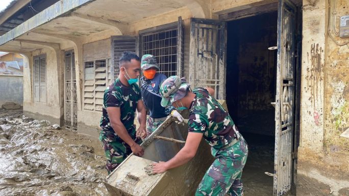 Prajurit Yonif 115/Macan Leuser Bersihkan lumpur banjir di lingkungan Kantor MPD Aceh Tamiang