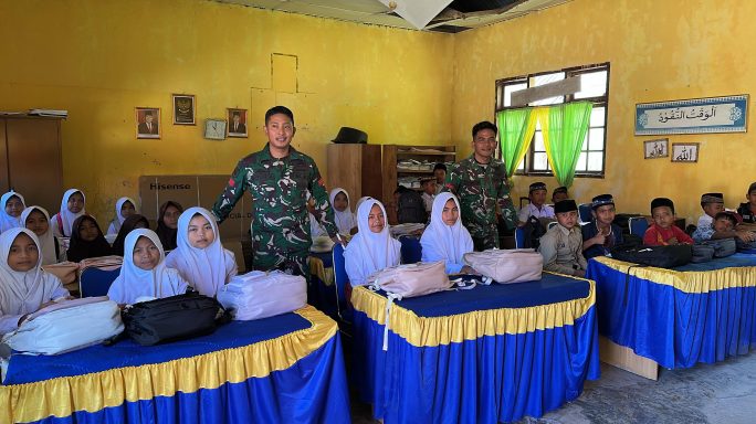 Brigif TP 90/YGD Bagikan Tas Sekolah Bagi Murid SDN 10 Rusip Antara, Aceh Tengah