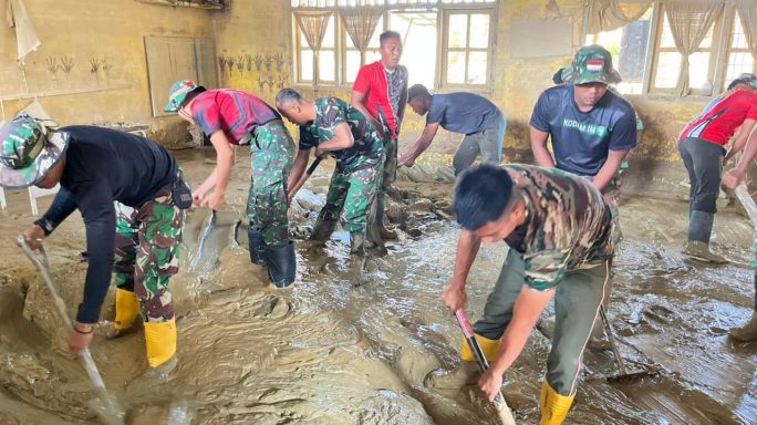 Tertutup lumpur, Prajurit Yonif 117/KY Bersihkan SDN 2 Kuala Simpang, Aceh Tamiang