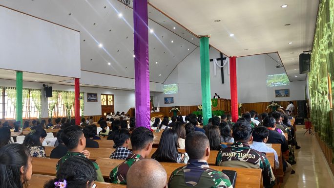 Satgas Yonif 112/DJ melaksanakan ibadah bersama warga Puncak Jaya sebelum purna tugas