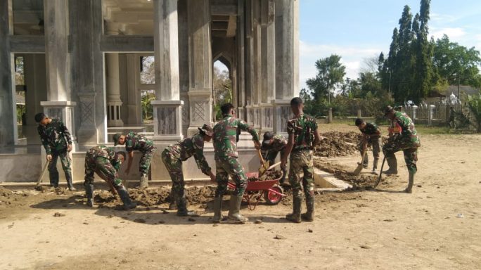 TNI Bersihkan Masjid Raudlatul Huda Pasca Banjir Bandang dan Longsor di Aceh Utara