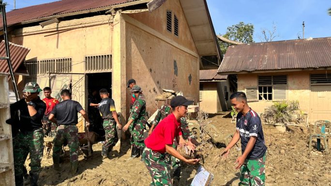 Prajurit Yonif 115/Macam Lauser Bersihkan SDN 04 Kuala Simpang