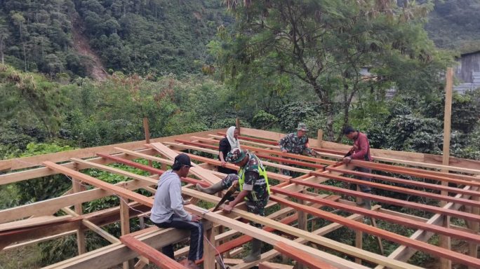 Pasca Bencana, Babinsa Bersama Masyarakat Gotong Royong Bangun Sarana Ibadah