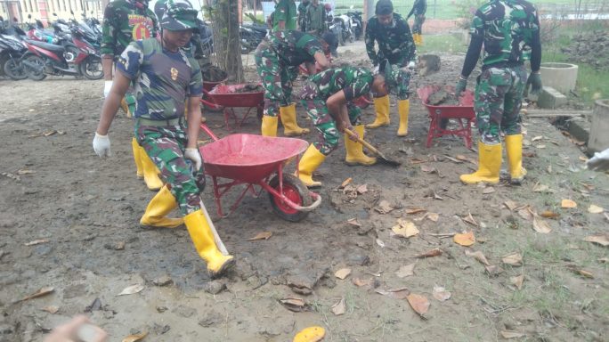 TNI dan Guru Gotong Royong Bersihkan SMPN 1 Samudera Pasca Banjir