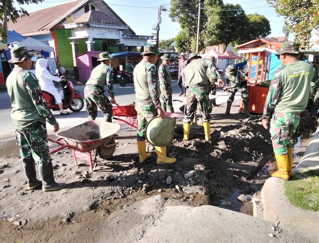 Personel Kodim 0119/Bener Meriah Bersihkan Lumpur di Puskesmas Lampahan Pasca Banjir Bener Meriah