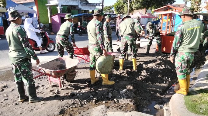 Personel Kodim 0119/Bener Meriah Bersihkan Lumpur di Puskesmas Lampahan Pasca Banjir Bener Meriah
