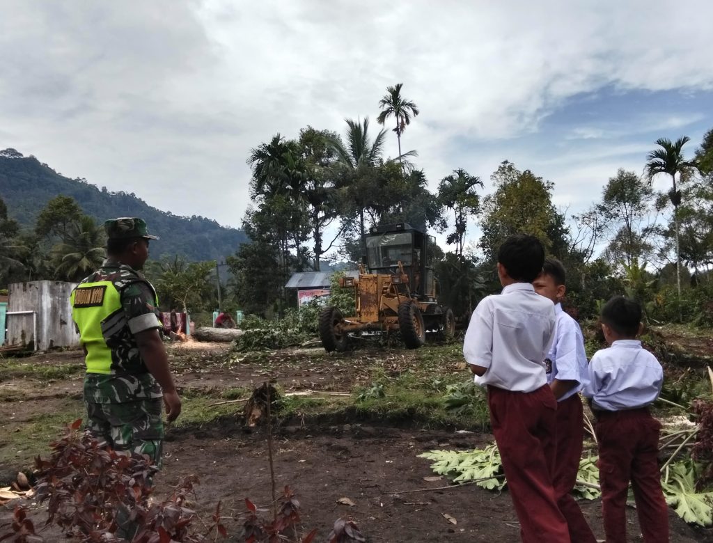 Babinsa Monitoring Proses Awal Pembangunan Huntara di Meriah Jaya