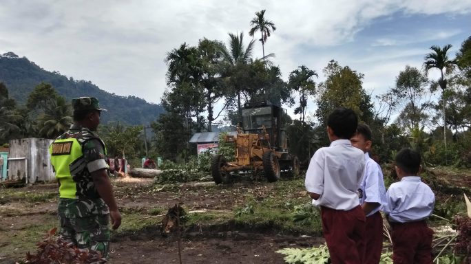 Babinsa Monitoring Proses Awal Pembangunan Huntara di Meriah Jaya