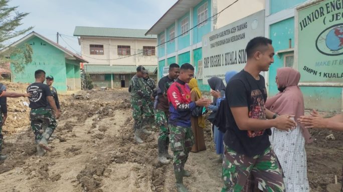 Akhiri tugas Kemanusiaan, Suasana Haru warnai perpisahan Prajurit Yonif 115 dengan Warga Tamiang
