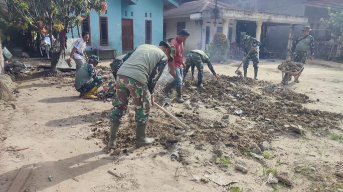 Babinsa Posramil Ketambe Bersama Warga Gelar Kerja Bakti Pembersihan Material Lumpur Pasca Banjir di Pesantren