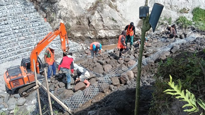 Progres Pemasangan Batu Bronjong Jembatan Yonif 114/SM Capai 80 Persen