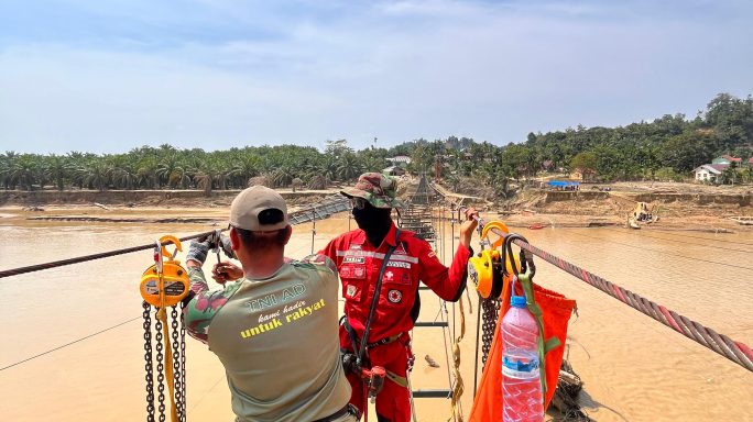 TNI dan Warga Bangun Jembatan Gantung Lubuk Sidup–Aras Sembilan Aceh Tamiang