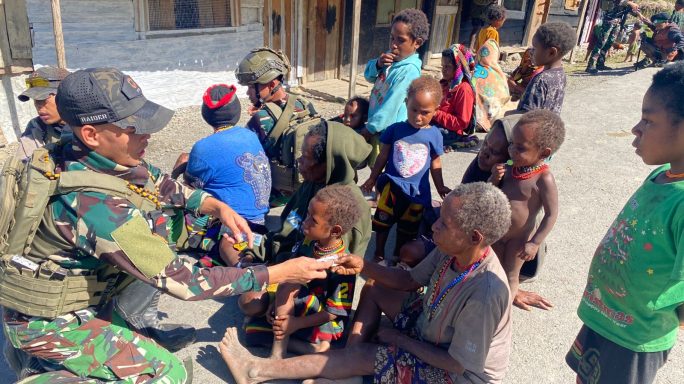 Satgas Yonif 112/DJ Hadirkan Layanan Kesehatan Gratis Keliling Bagi Warga Papua