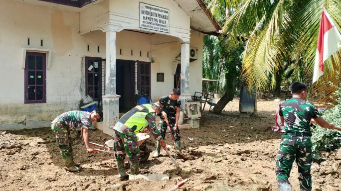 Babinsa Koramil 04/Bendahara Turun Tangan Pulihkan Kantor Datuk Penghulu Pasca Banjir