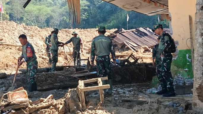 Kodim 0106/Aceh Tengah Bersihkan SD Negeri 11 Pegasing, Aceh Tengah