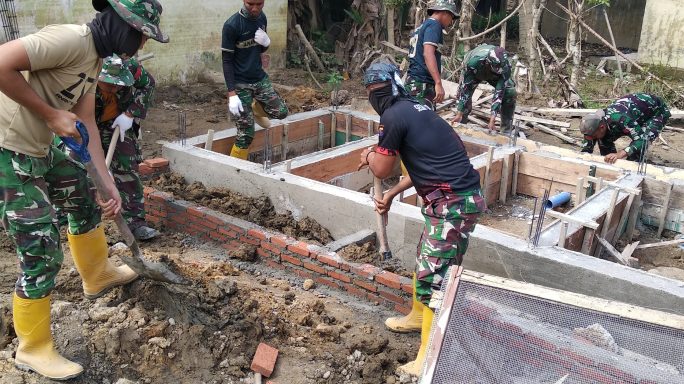 Prajurit TNI Bersihkan dan Renovasi SDN 19 Tanah Jambo Aye Aceh Utara Pascabanjir