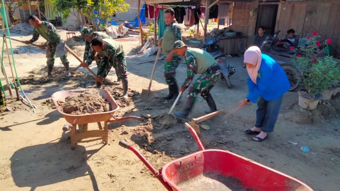 Peduli Lingkungan Babinsa Jajaran Kodim 0108/Agara Bersama Mahasiswa UIN Arraniry Bersama Warga Gotong royong Bersihkan Lingkungan