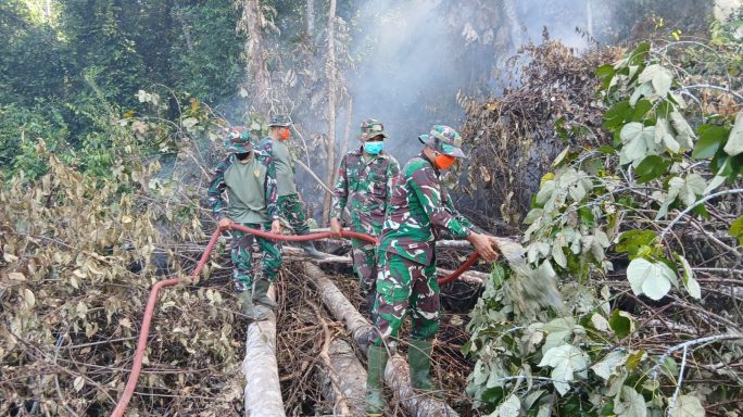 Tak Kenal Lelah, Prajurit Macan Leuser Berjuang Cegah Meluasnya Kebakaran Hutan di Desa Bahar