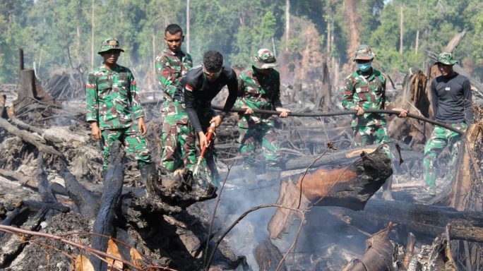TNI dan Instansi Terkait Lanjutkan Pemadaman Karhutla, Fokus Penyekatan Titik Api