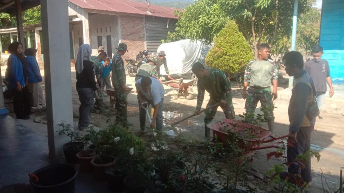 Kerja Sama Yang Baik Babinsa, Perangkat Desa, dan Warga dalam Kerja Bhakti Pembersihan Lingkungan Pasca Banjir