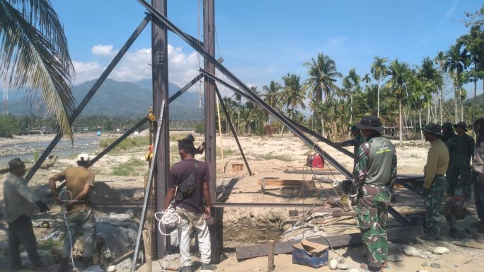 Babinsa Koramil 0108-02/Bambel Bersama Warga Masyarakat Bangun Jembatan Darurat